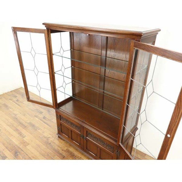 イギリス　アンティークキャビネット イギリスの素敵なアンティークショーケース、シノワズリの雰囲気漂う