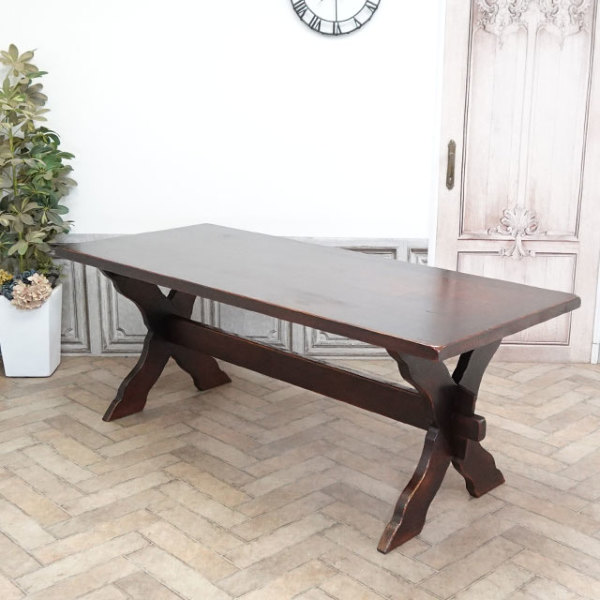 �A���e�B�[�N�E�_�C�j���O�e�[�u��