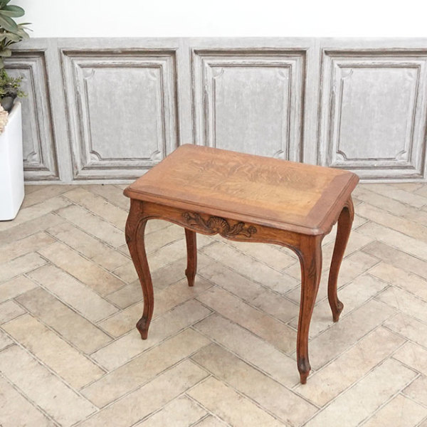 �A���e�B�[�N�E�T�C�h�e�[�u��