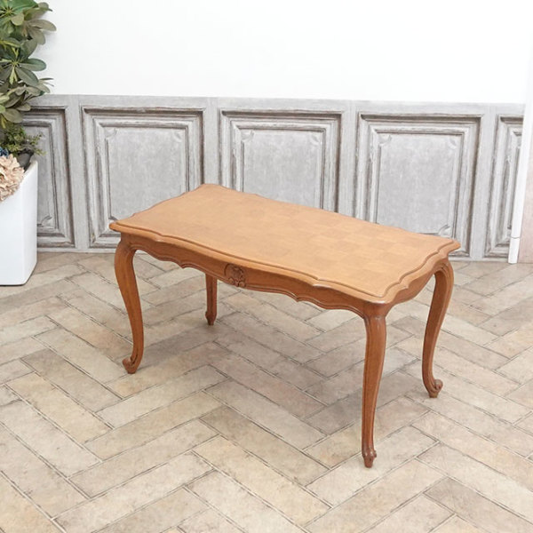 �A���e�B�[�N�E�T�C�h�e�[�u��