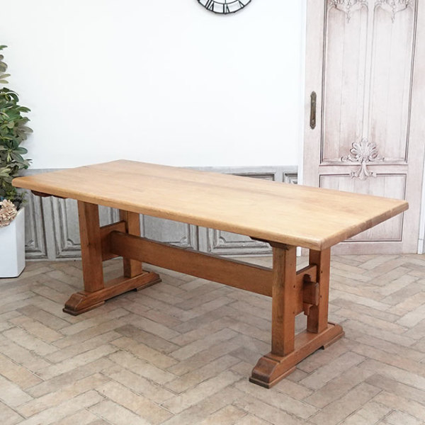 �A���e�B�[�N�E�_�C�j���O�e�[�u��