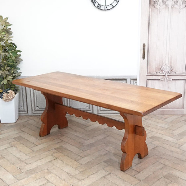 �A���e�B�[�N�E�_�C�j���O�e�[�u��