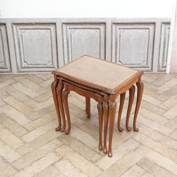 �A���e�B�[�N�E�T�C�h�e�[�u��