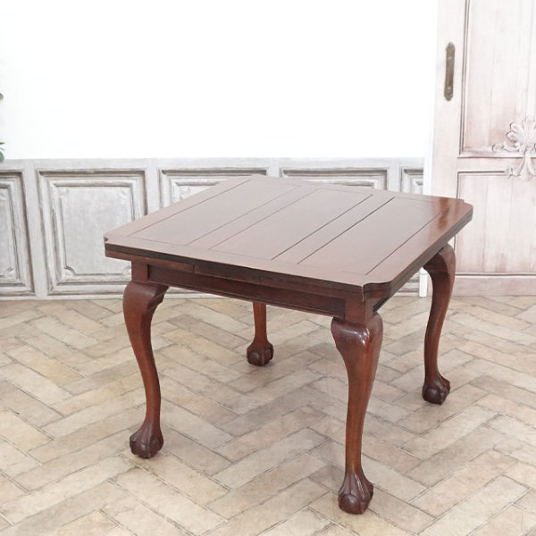 �A���e�B�[�N�E�_�C�j���O�e�[�u��