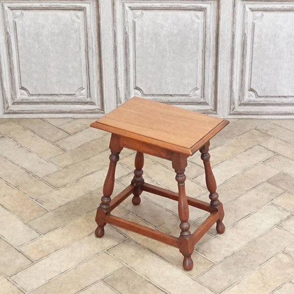 �A���e�B�[�N�E�T�C�h�e�[�u��