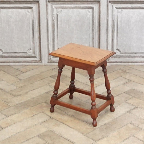 �A���e�B�[�N�E�T�C�h�e�[�u��