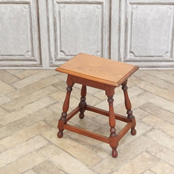 �A���e�B�[�N�E�T�C�h�e�[�u��