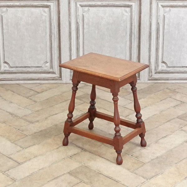 �A���e�B�[�N�E�T�C�h�e�[�u��