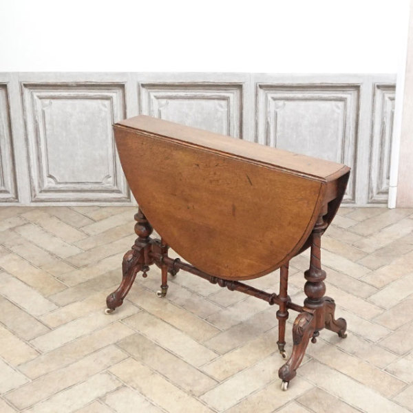 �A���e�B�[�N�E�e�[�u��