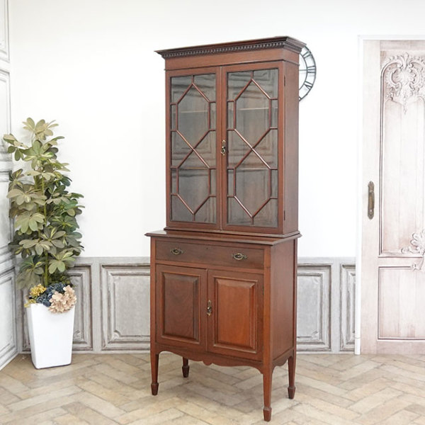 �A���e�B�[�N�E�L���r�l�b�g