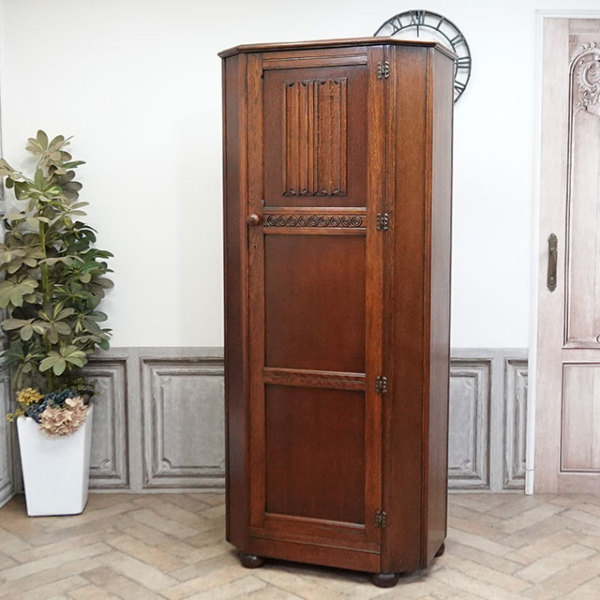 �A���e�B�[�N�E���[�h���[�u