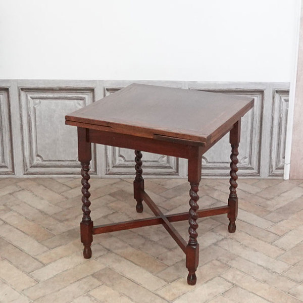 �A���e�B�[�N�E�h���[���[�t�e�[�u��