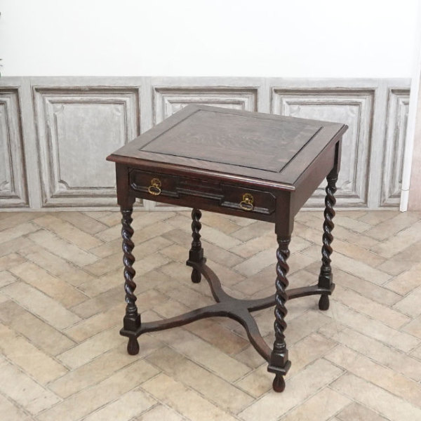 �A���e�B�[�N�E�T�C�h�e�[�u��