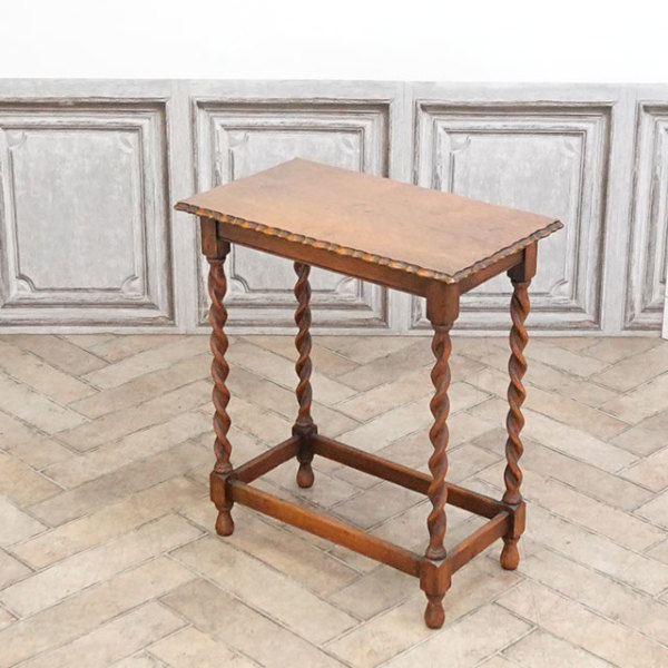 �A���e�B�[�N�E�T�C�h�e�[�u��