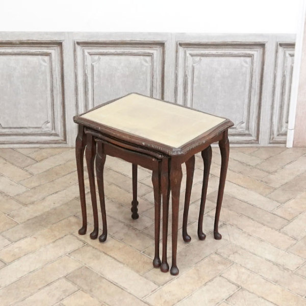 �A���e�B�[�N�E�T�C�h�e�[�u��