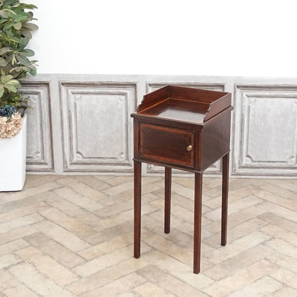 �A���e�B�[�N�E�i�C�g�e�[�u��