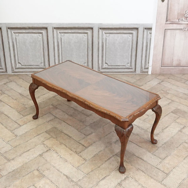 �A���e�B�[�N�E�T�C�h�e�[�u��