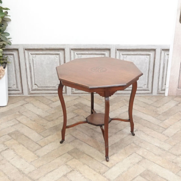 �A���e�B�[�N�E�T�C�h�e�[�u��