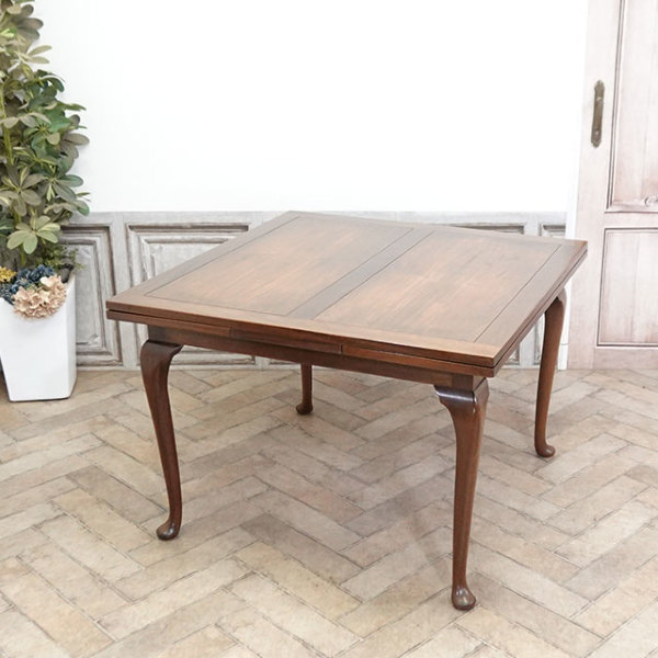 �A���e�B�[�N�E�_�C�j���O�e�[�u��