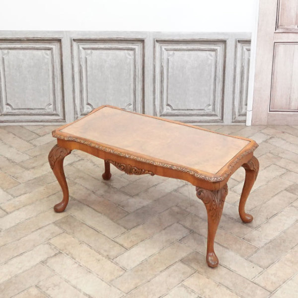 �A���e�B�[�N�E�T�C�h�e�[�u��