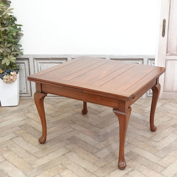 �A���e�B�[�N�E�_�C�j���O�e�[�u��