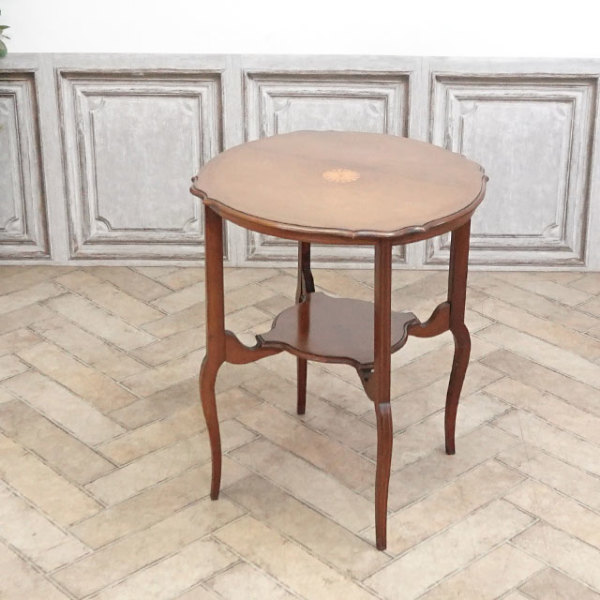 �A���e�B�[�N�E�T�C�h�e�[�u��