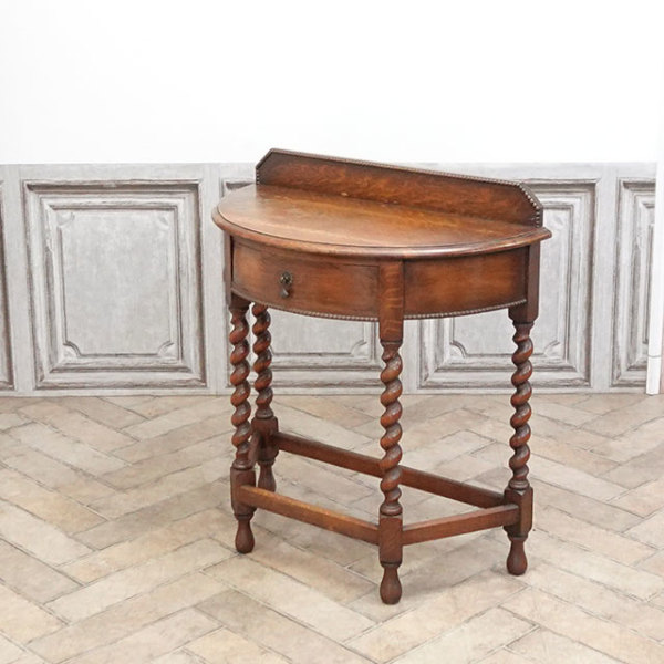 �A���e�B�[�N�E�T�C�h�e�[�u��