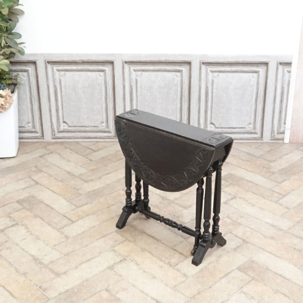 �A���e�B�[�N�E�T�C�h�e�[�u��