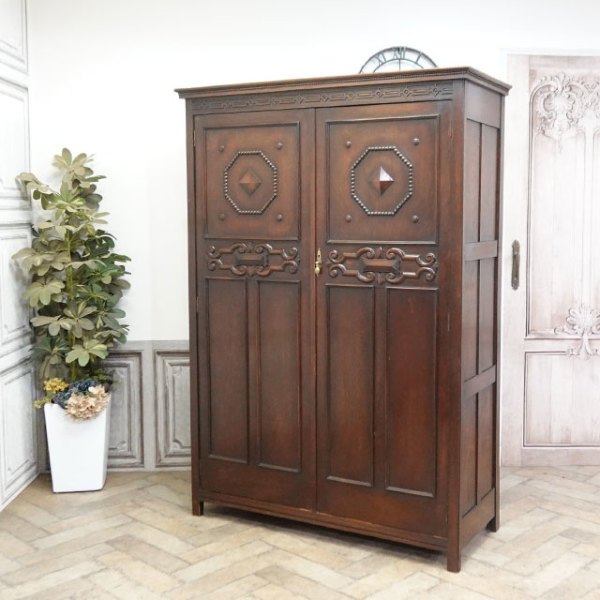 �A���e�B�[�N�E���[�h���[�u