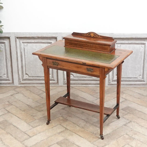 �A���e�B�[�N�E�f�X�N