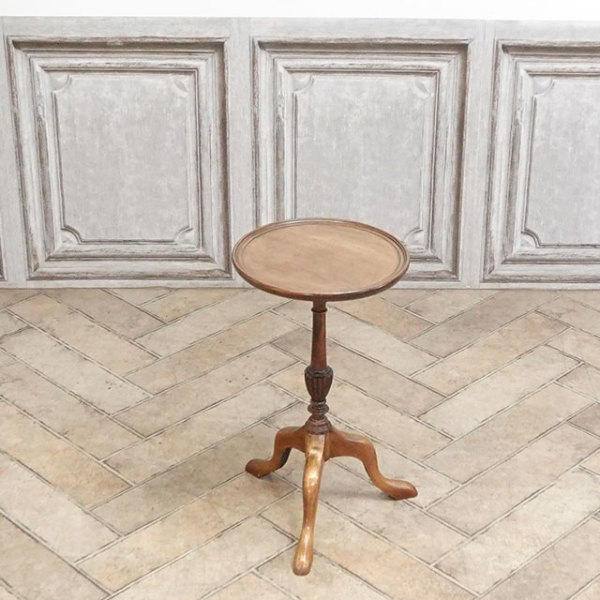 �A���e�B�[�N�E�T�C�h�e�[�u��