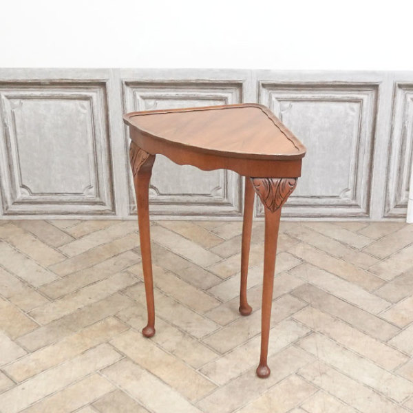 �A���e�B�[�N�E�T�C�h�e�[�u��