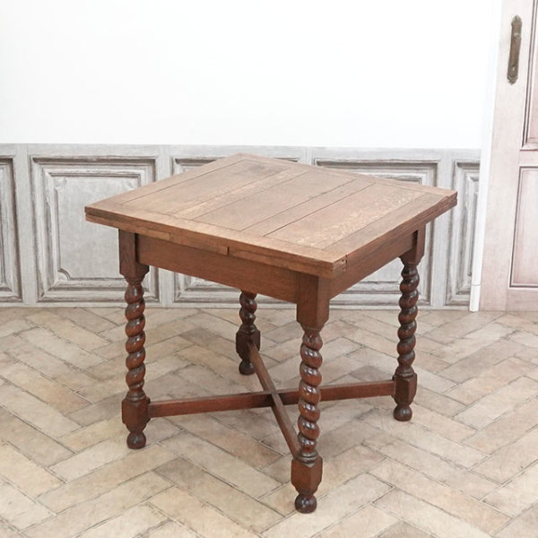 �A���e�B�[�N�E�h���[���[�t�e�[�u��